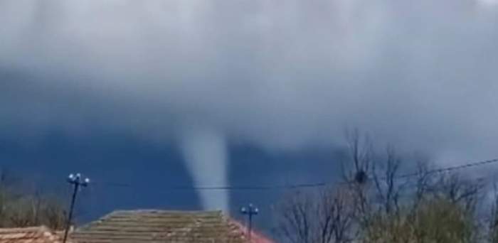 Imagini incredibile cu o tornadă în Teleorman! Oamenilor nu le-a venit să creadă