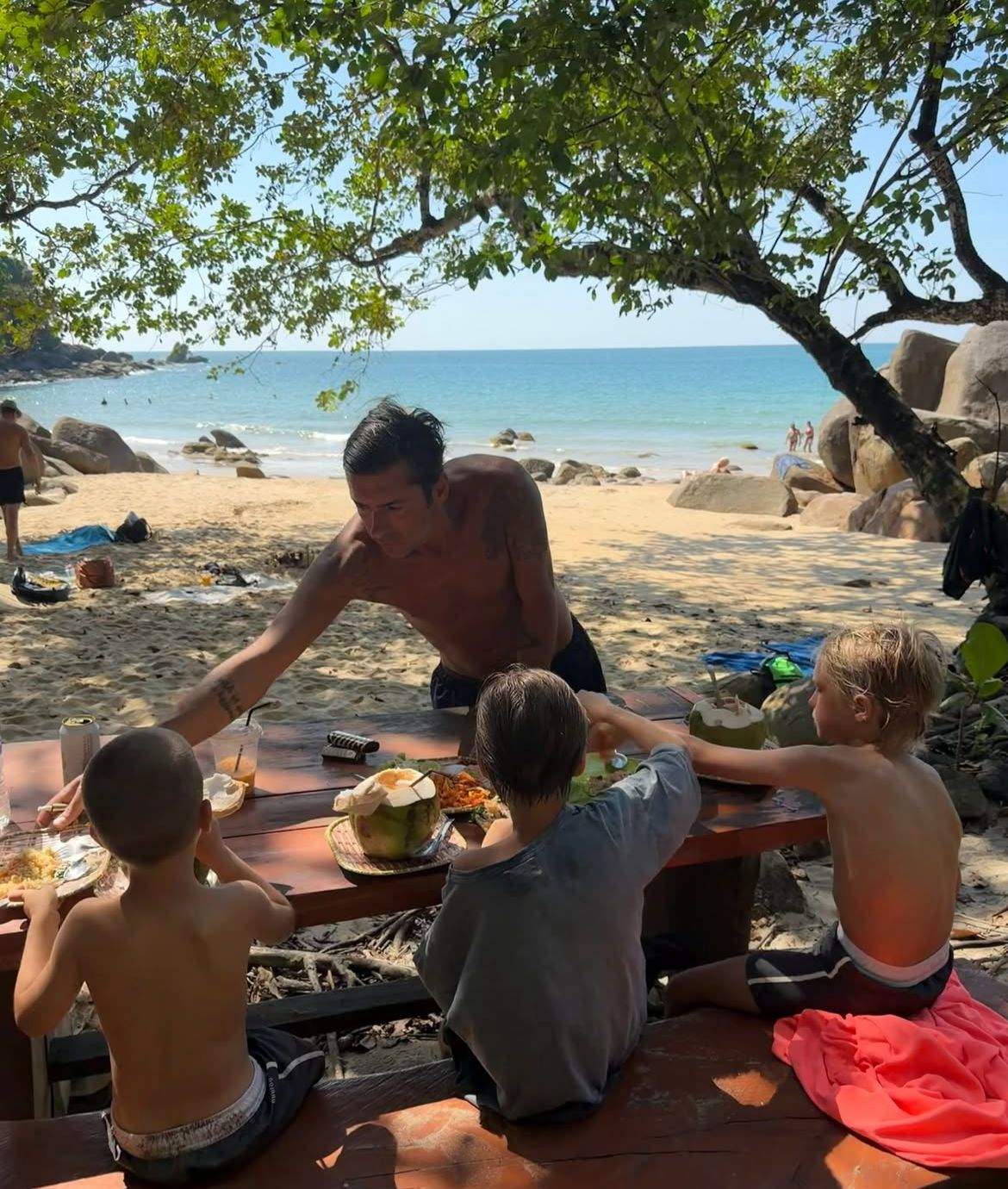 Radu Vâlcan, alături de cei trei copii