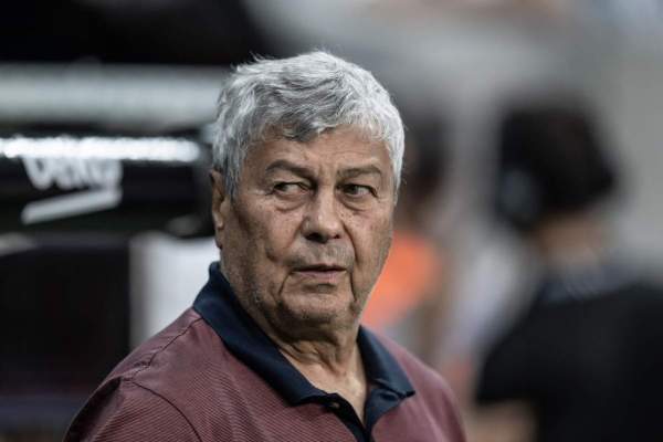 Mircea Lucescu, privind un meci