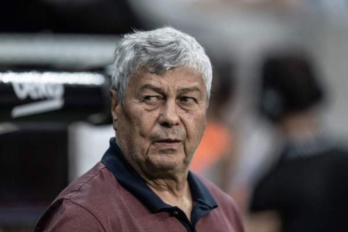 Mircea Lucescu, privind un meci