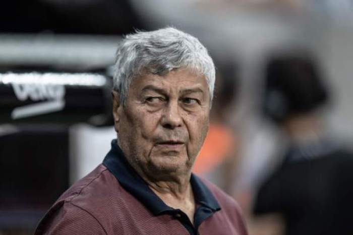 Mircea Lucescu, privind un meci