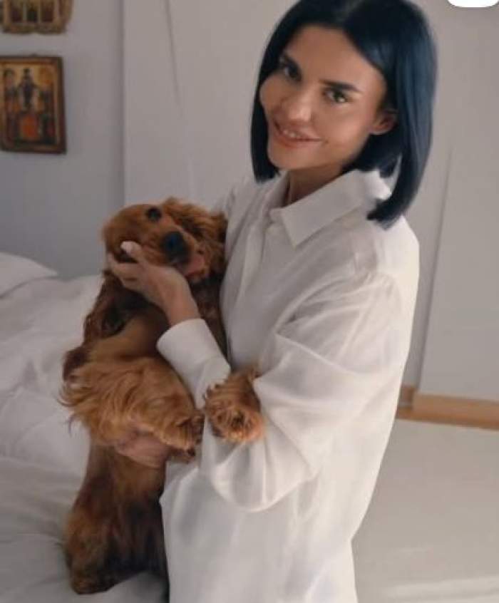 Andreea Popescu își ține în brațe cățelul