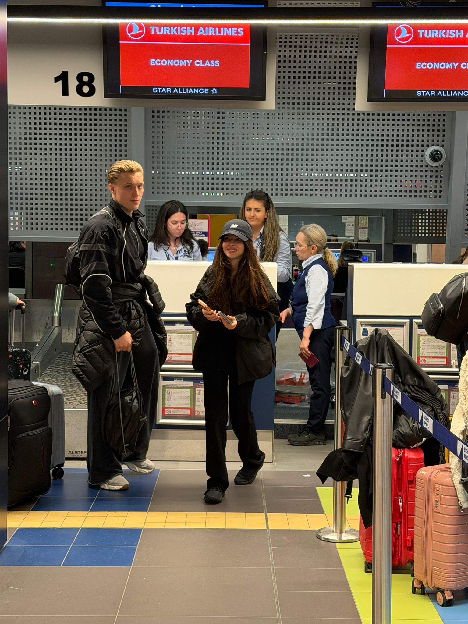 Concurenții de la Asia Express pleacă acum în aventura vieții lor. Imagini în timp real de la aeroport