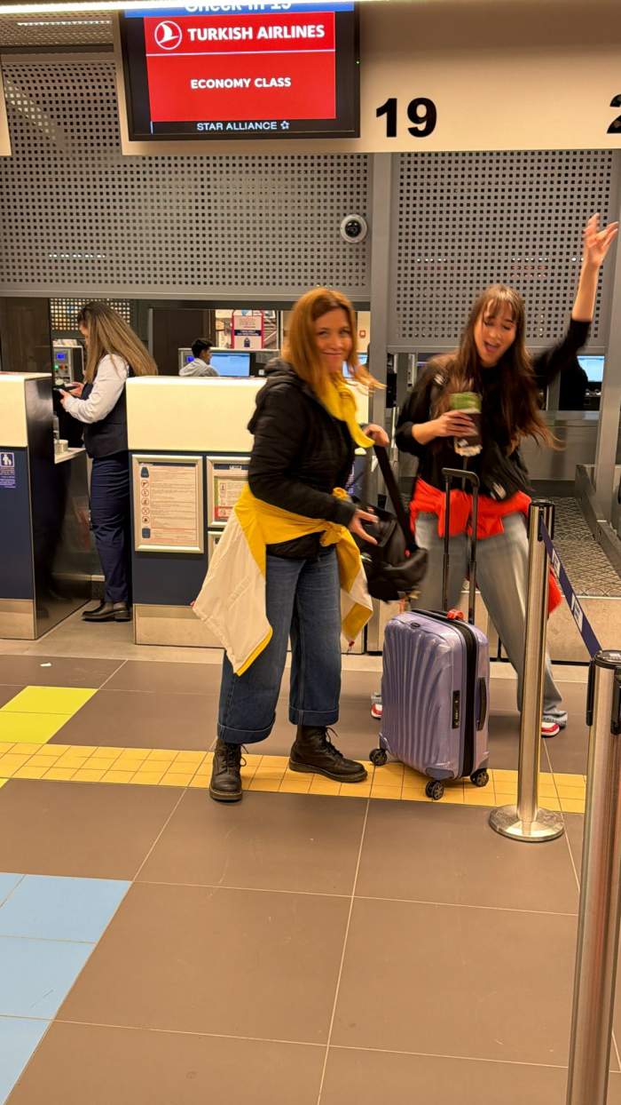 Concurenții de la Asia Express pleacă acum în aventura vieții lor. Imagini în timp real de la aeroport