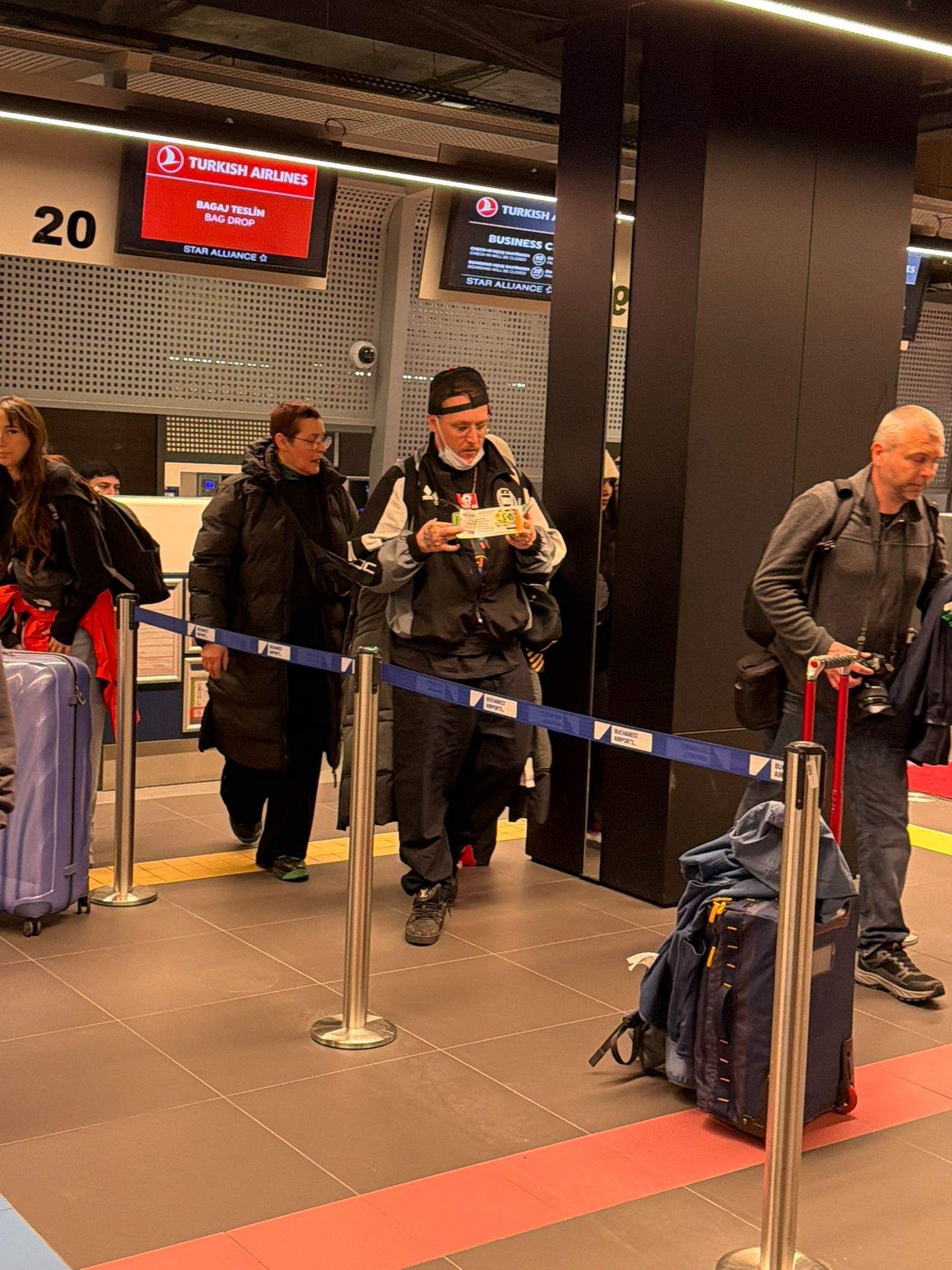 Concurenții de la Asia Express pleacă acum în aventura vieții lor. Imagini în timp real de la aeroport