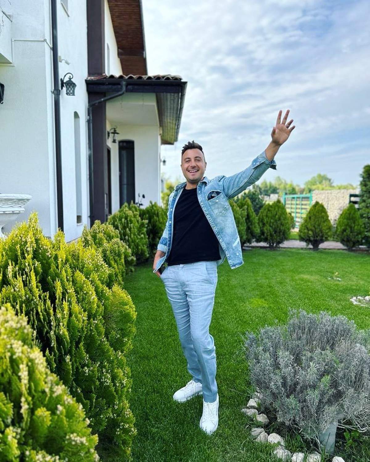 Valentin Sanfira, lângă o casă