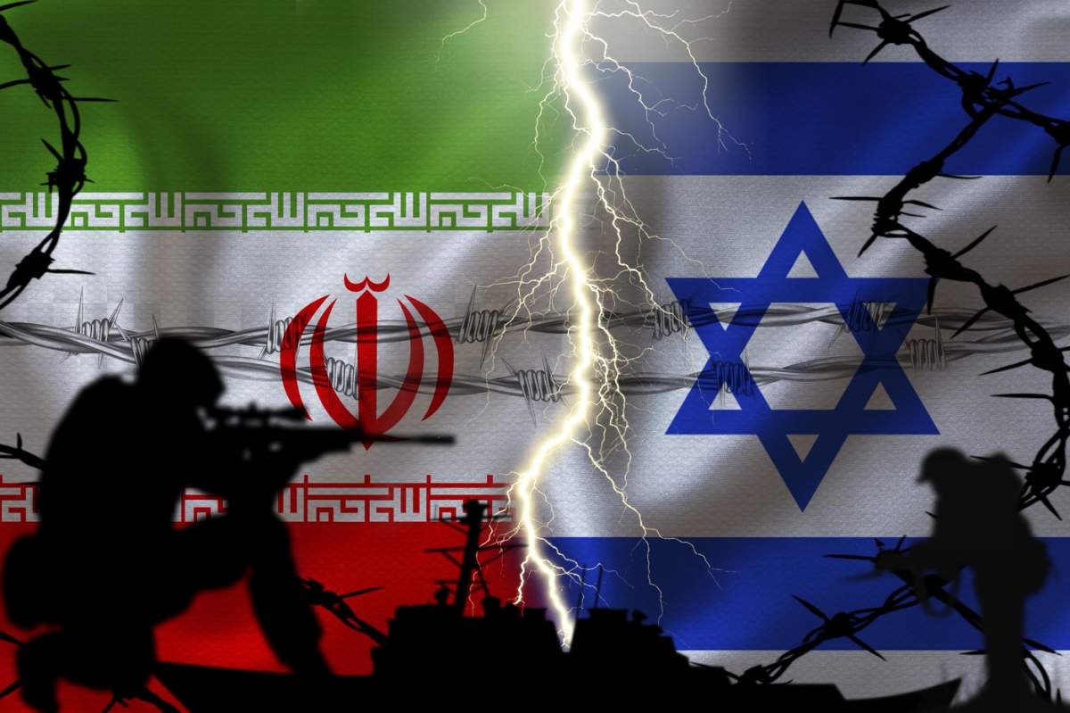 Tensiune între Iran și Israel. Conflictul Iran vs Israel. Steaguri iraniene și israeliene cu un concept de tensiune geopolitică