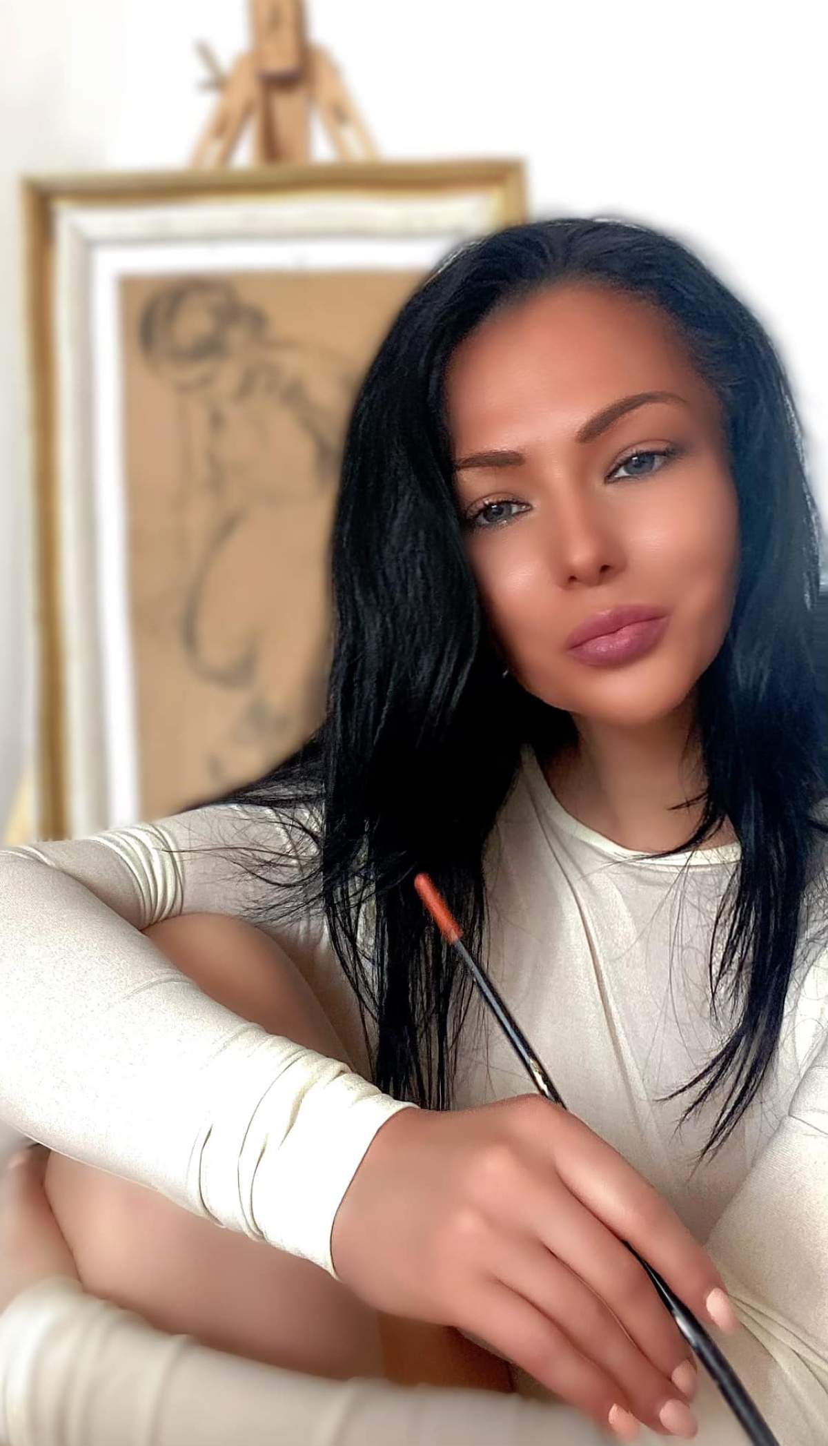 Simona Sensual, într-o ținută albă