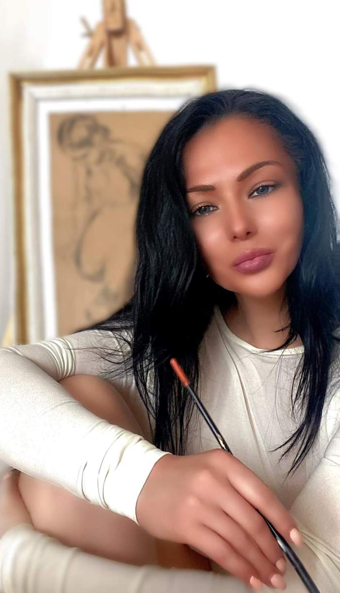 Simona Sensual, într-o ținută albă