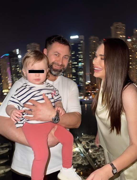 iustina loghin si cornel impreuna cu fiica lor in dubai
