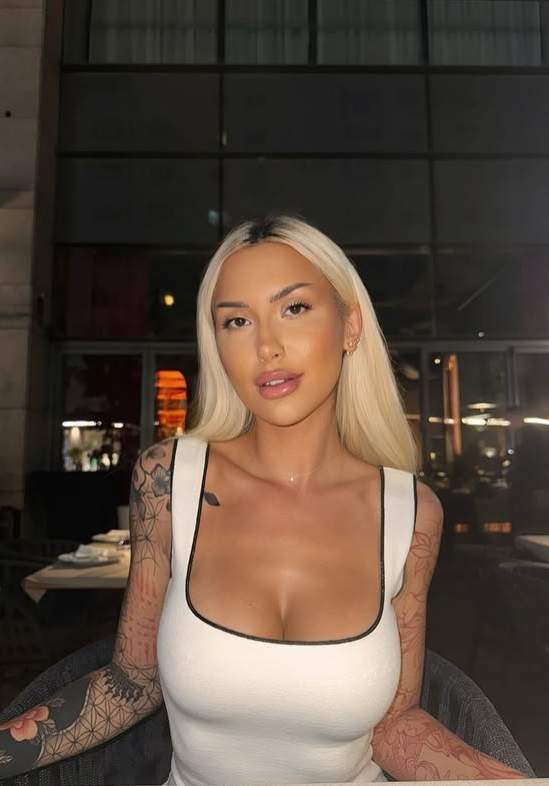 delia salchievici la un restaurant