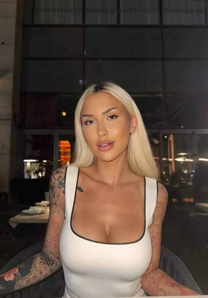 delia salchievici la un restaurant