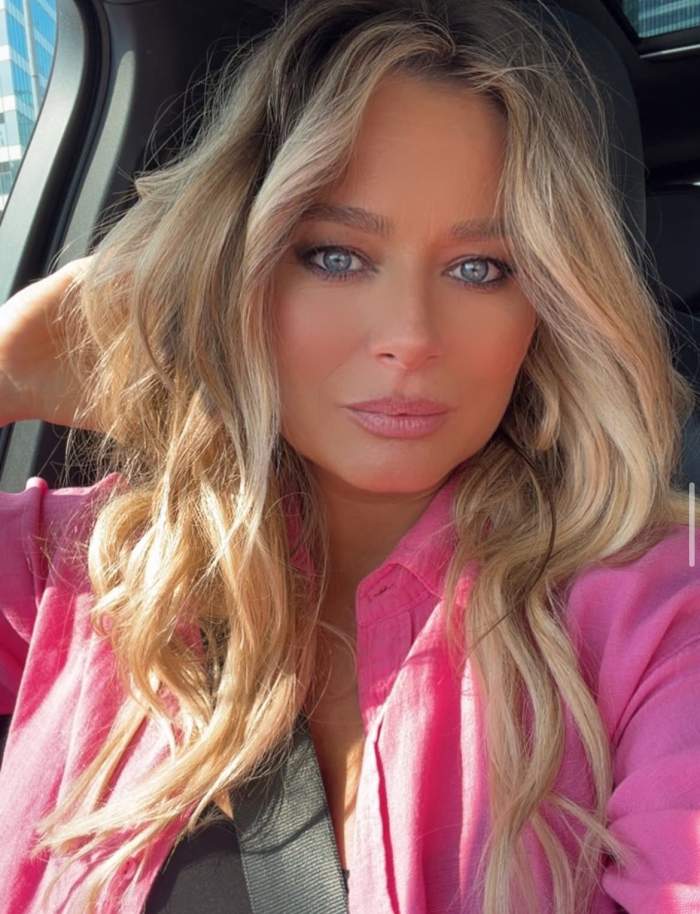 Laura Cosoi, în mașină