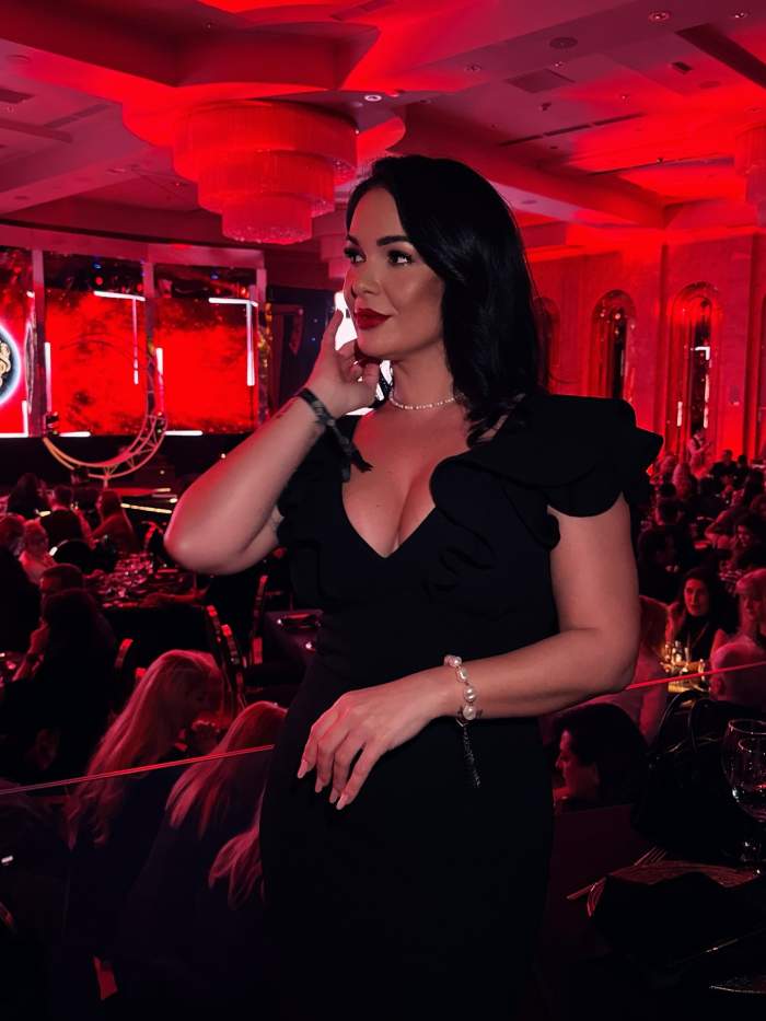 Deea Maxer poarta o rochie eleganta