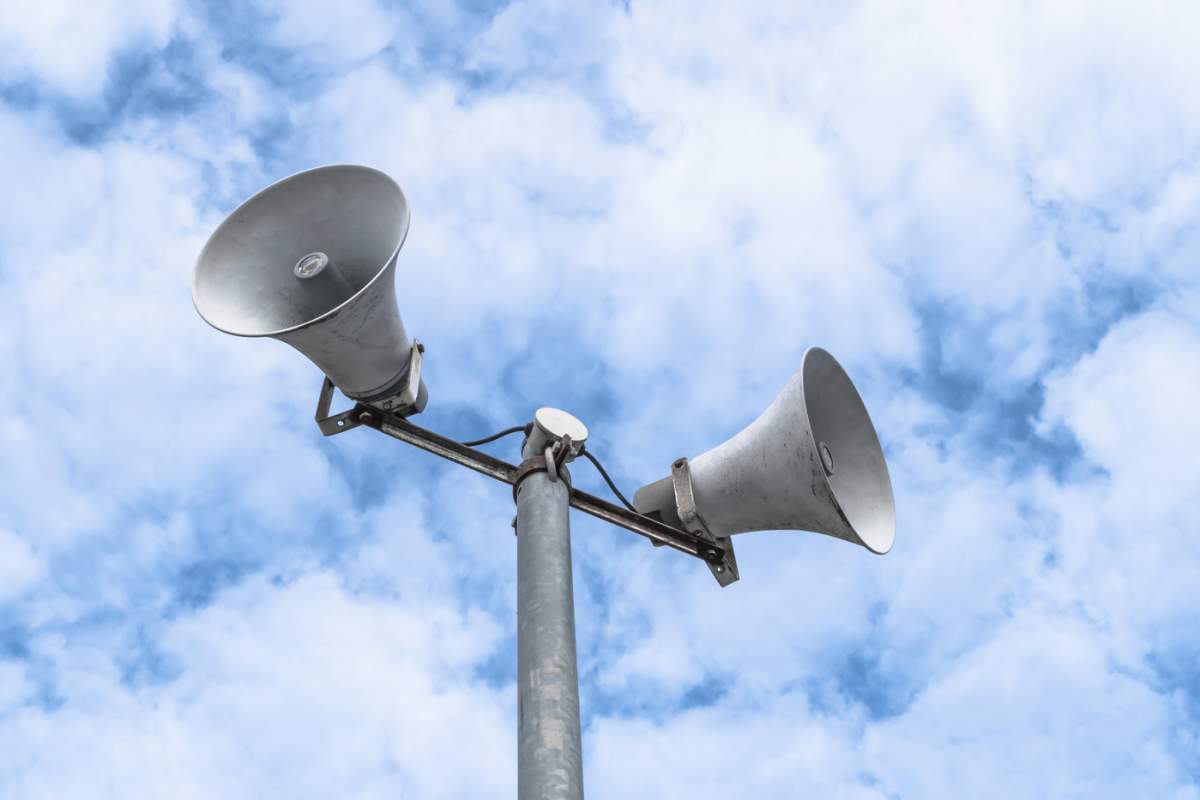 Difuzoare vintage pe un cer albastru înnorat. Spațiu pentru textul tău creativ