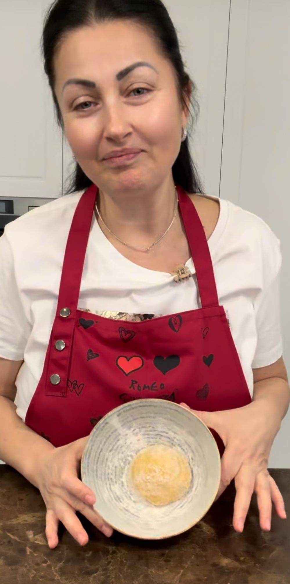 Gabriela Cristea prepară tăiței de casă