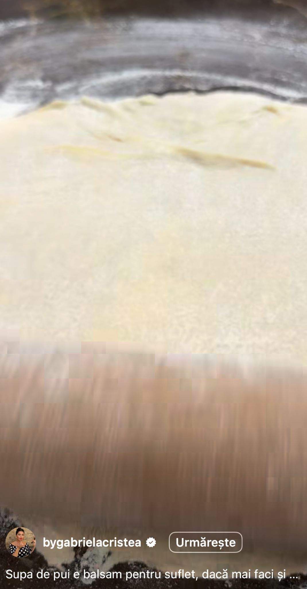 Gabriela Cristea pregătește aluatul pentru tăiței de casă