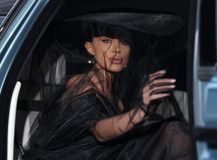 Adelina Pestrițu, în mașină