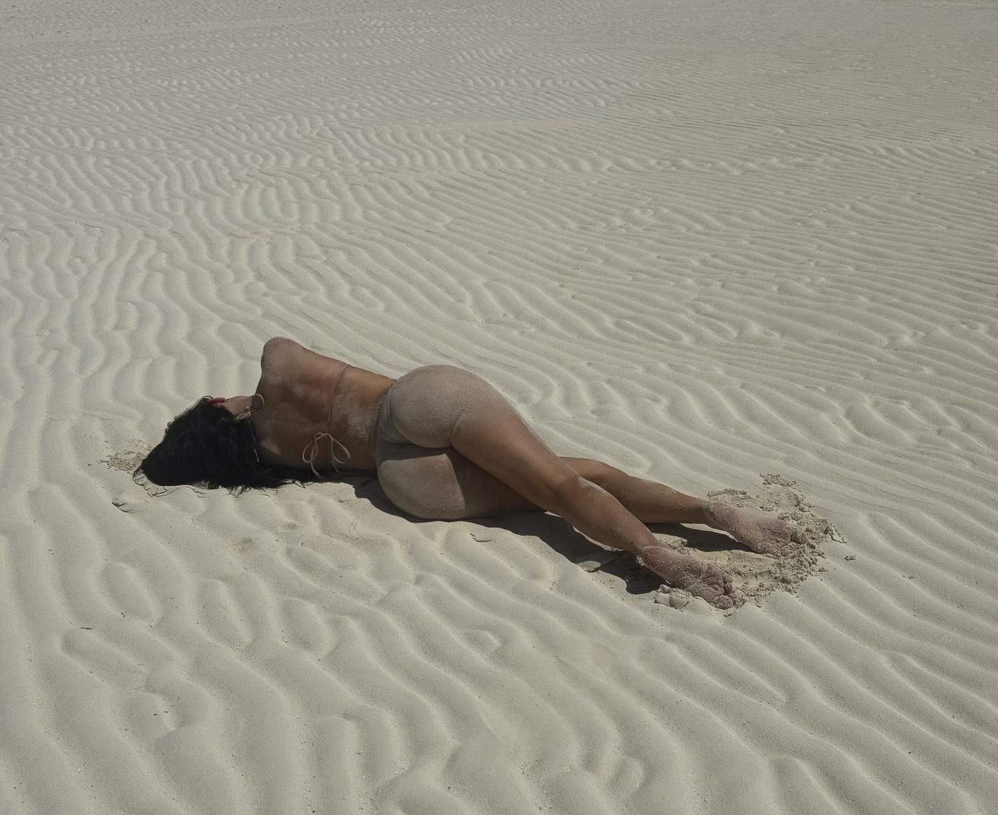 Imagini incendiare cu Kylie Jenner! A pozat aproape goală, pe plajă