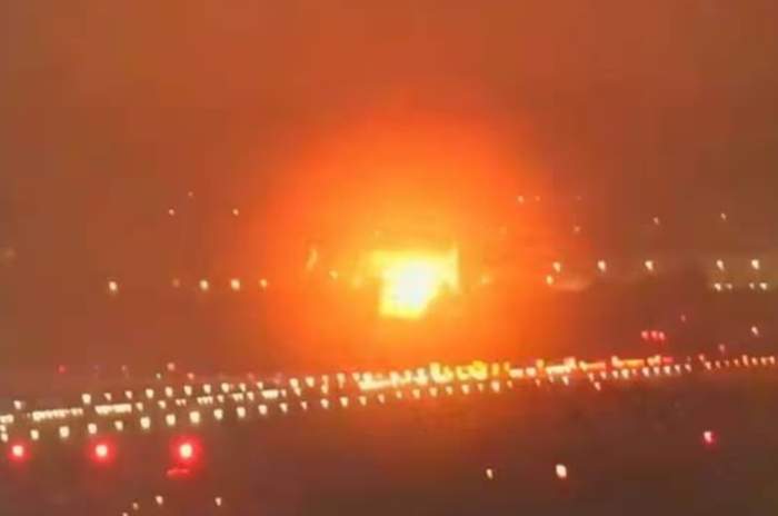 Explozie la bord! Momentul în care un avion Delta, plin cu pasageri, ia foc după câteva secunde de la decolare