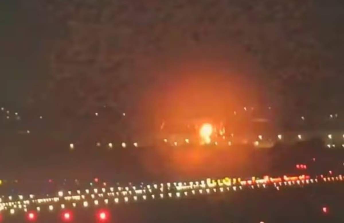 Explozie la bord! Momentul în care un avion Delta, plin cu pasageri, ia foc după câteva secunde de la decolare
