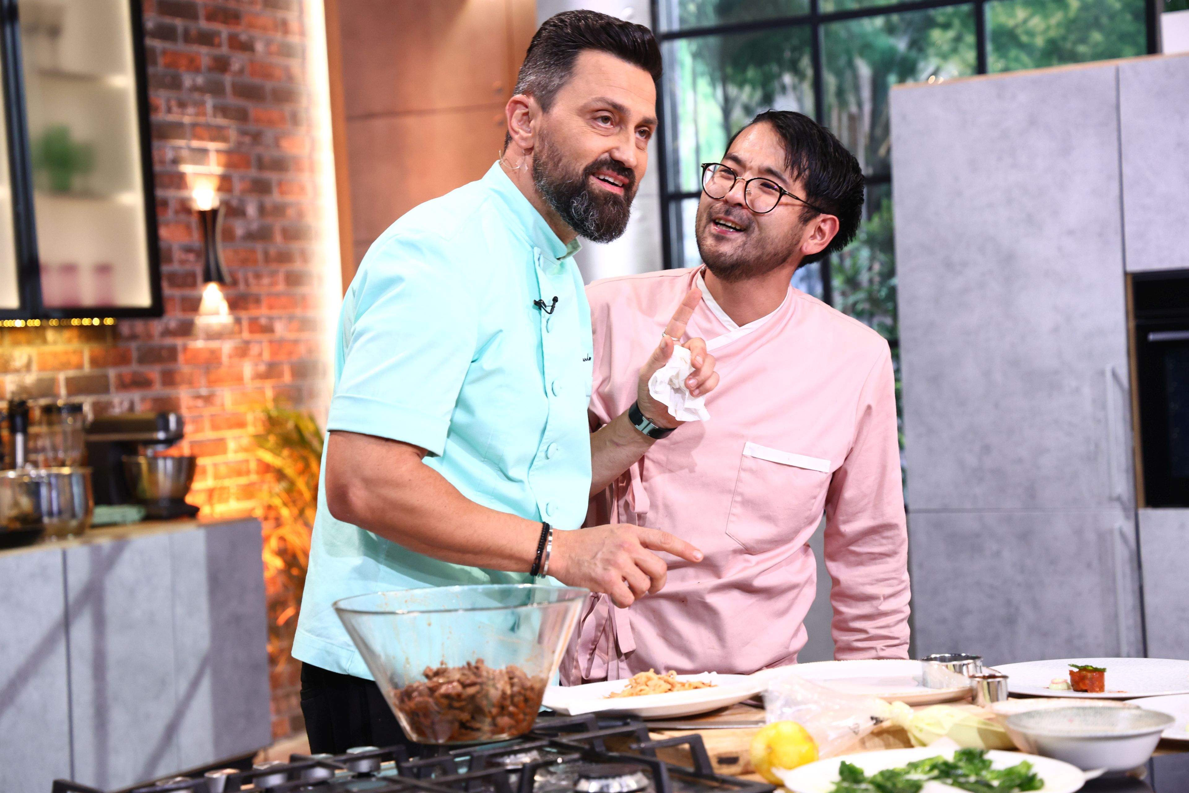 Jurații luptă diseară pentru penultima amuletă a sezonului, iar la audițiile Chefi la cuțite, Alexandru Ion și Ștefan Floroaica se întrec la gătit cu Dan Alexa și Gabi Tamaș