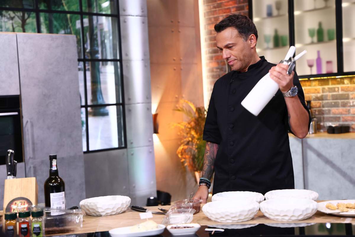 Jurații luptă diseară pentru penultima amuletă a sezonului, iar la audițiile Chefi la cuțite, Alexandru Ion și Ștefan Floroaica se întrec la gătit cu Dan Alexa și Gabi Tamaș