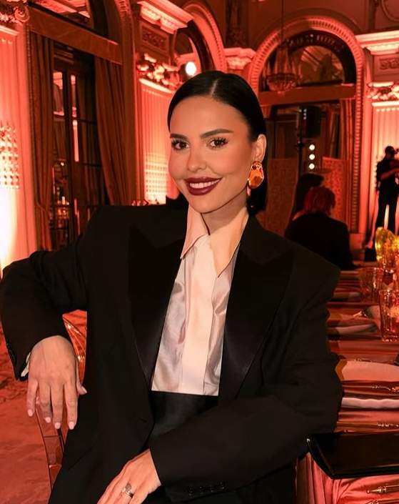 andreea popescu la o masa