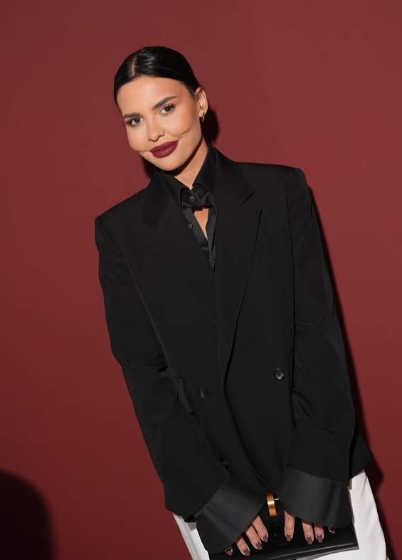 andreea popescu la o sedinta foto