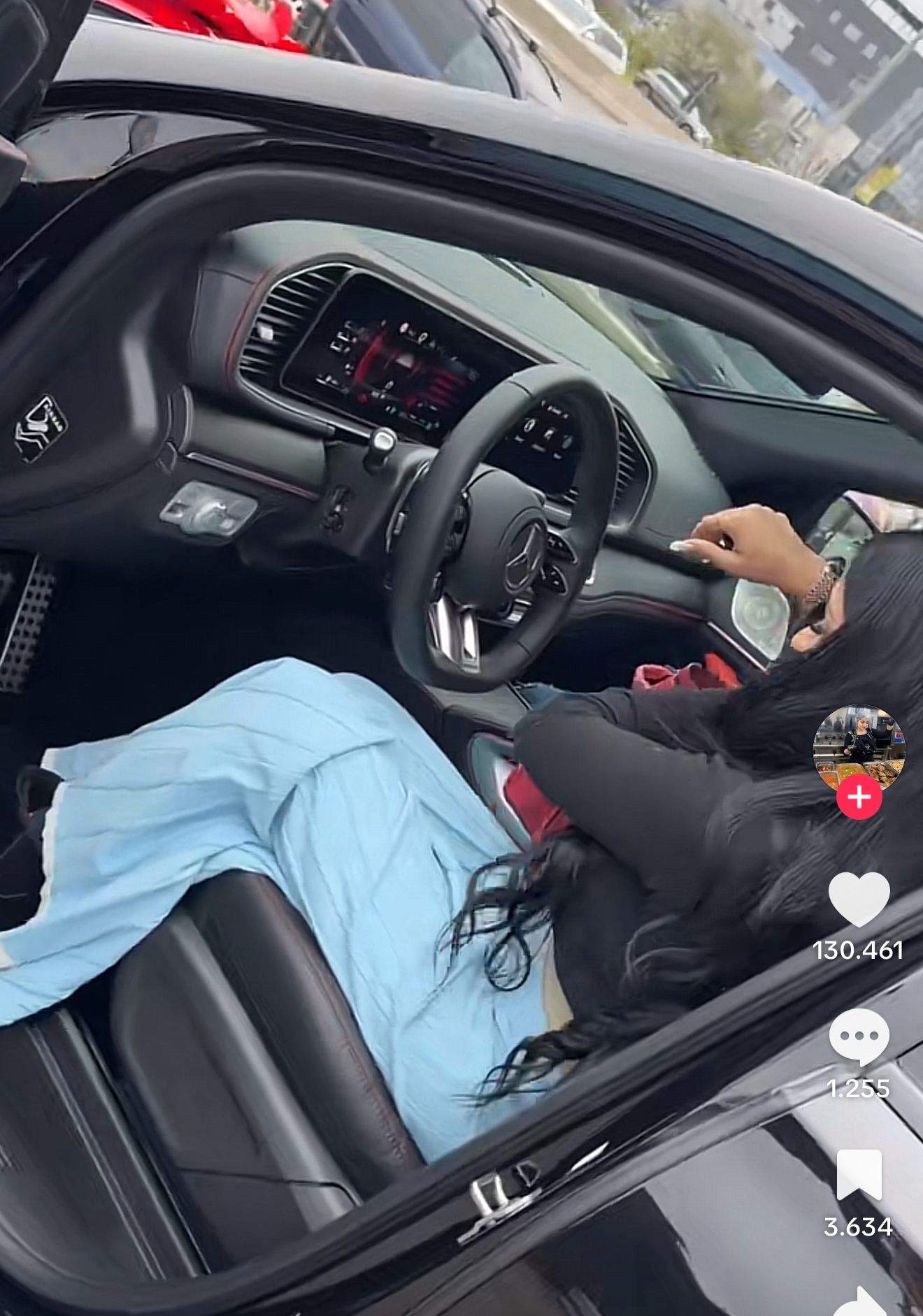 Melek, la volanul noii sale mașini