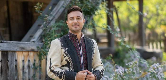 Valentin Sanfira, în port popular