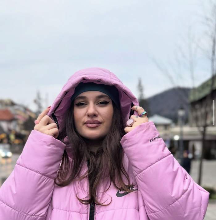 Kaira, în geacă roz