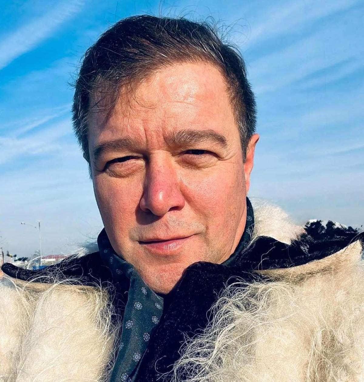 Văru Săndel, în straie populare