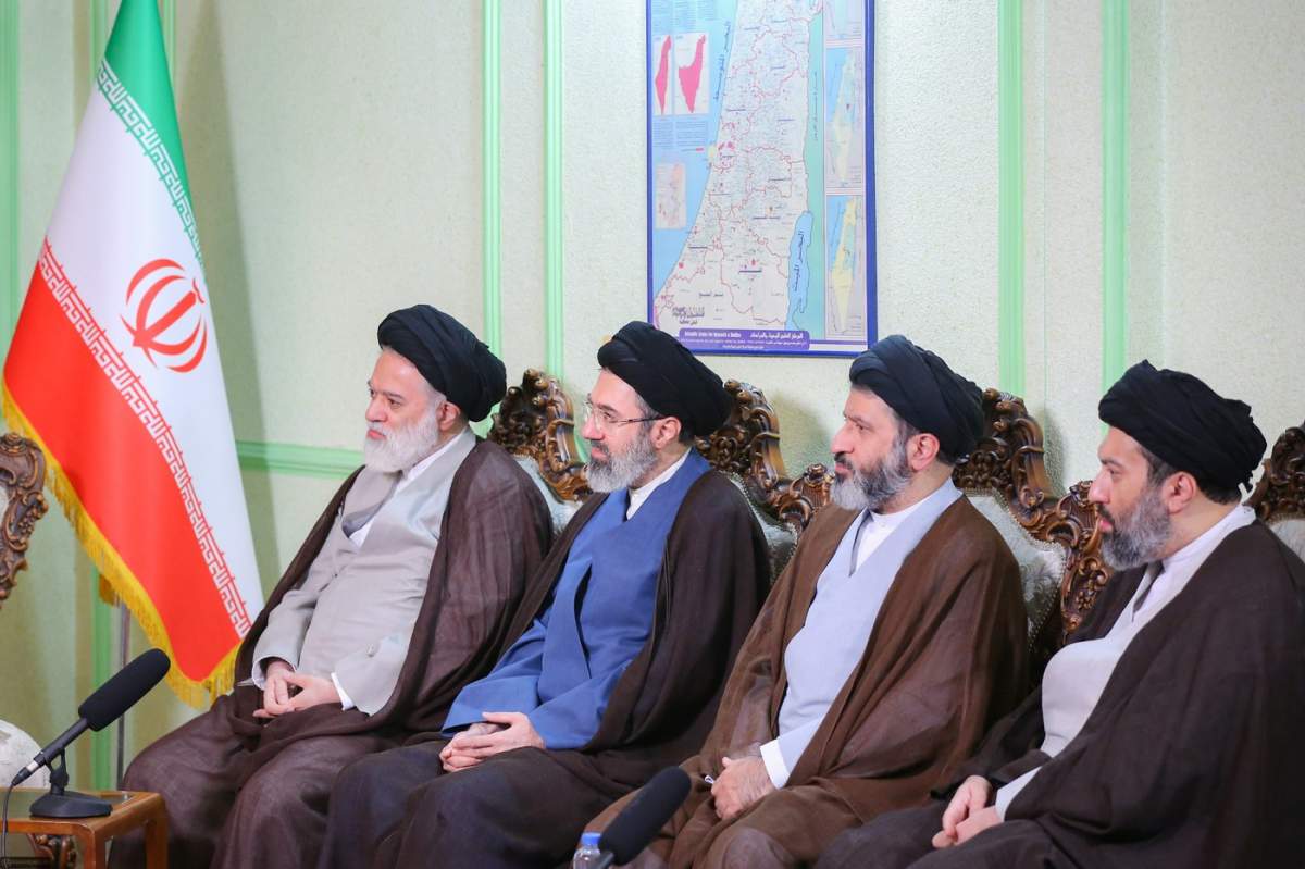 Cei patru fii ai liderului suprem iranian, Meysam KHAMENEI (R), MASOUD KHAMENEI (R) (2R), MOJTABA KHAMENEI (R) (3R) și MOSTAFA KHAMENEI (R) (4R) se întâlnesc cu un reprezentant Hamas la Teheran, la biroul Hamas din Teheran