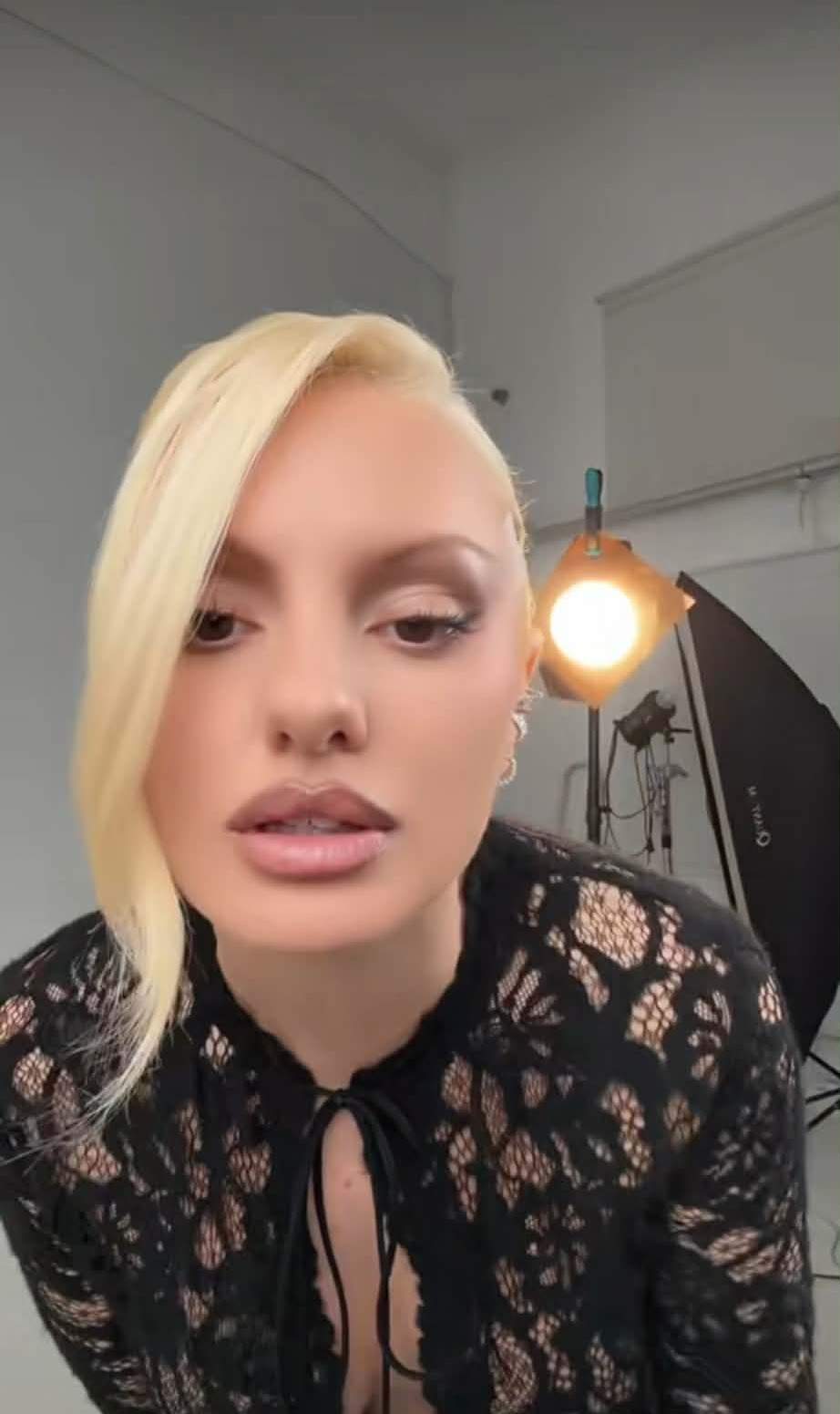 Alexandra Stan este însărcinată! Cântăreața a postat primele imagini cu burtica de gravidă