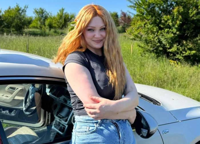 Andreea Anița, lângă o mașină