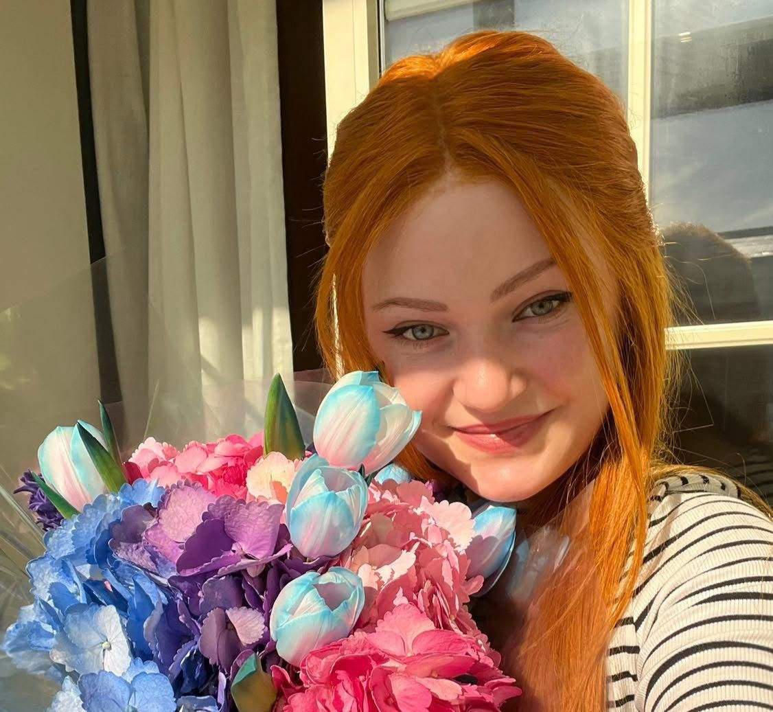 Andreea Anița, cu flori în mână