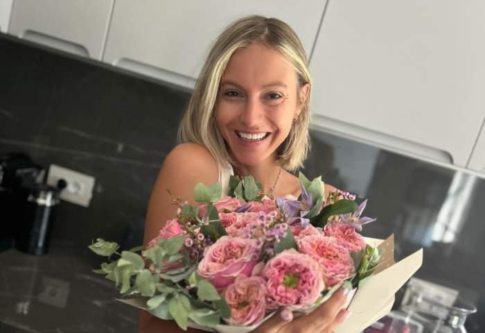 Andreea Perju, cu un buchet de flori