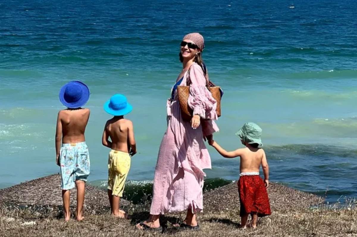 Adela Popescu, alături de copii, la mare