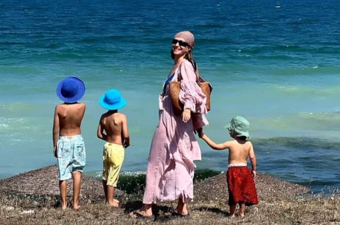 Adela Popescu, alături de copii, la mare
