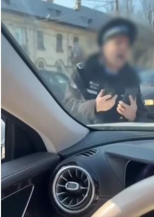 O șoferiță nervoasă a călcat cu mașina un polițist, în București. Totul a fost filmat