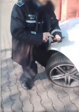 O șoferiță nervoasă a călcat cu mașina un polițist, în București. Totul a fost filmat