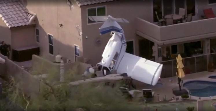 Un avion s-a prăbușit în curtea unei case. Trei persoane au fost rănite