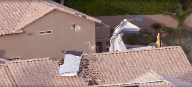 Un avion s-a prăbușit în curtea unei case. Trei persoane au fost rănite