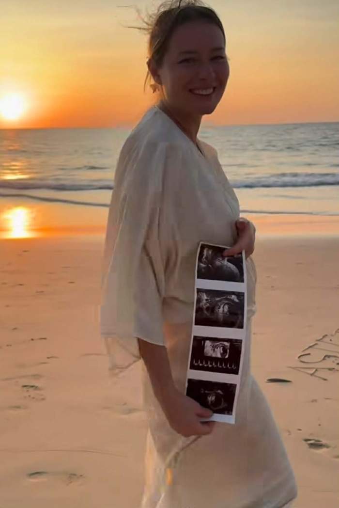 laura cosoi insarcinata pe plaja