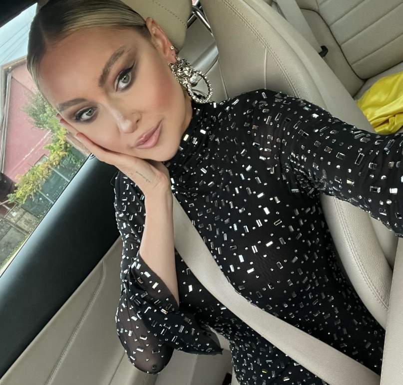 ioana chisiu selfie in masina