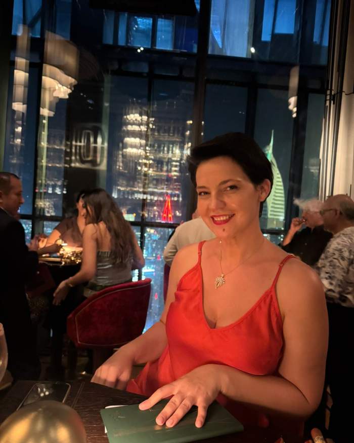 Maria Dinulescu poarta o rochie rosie