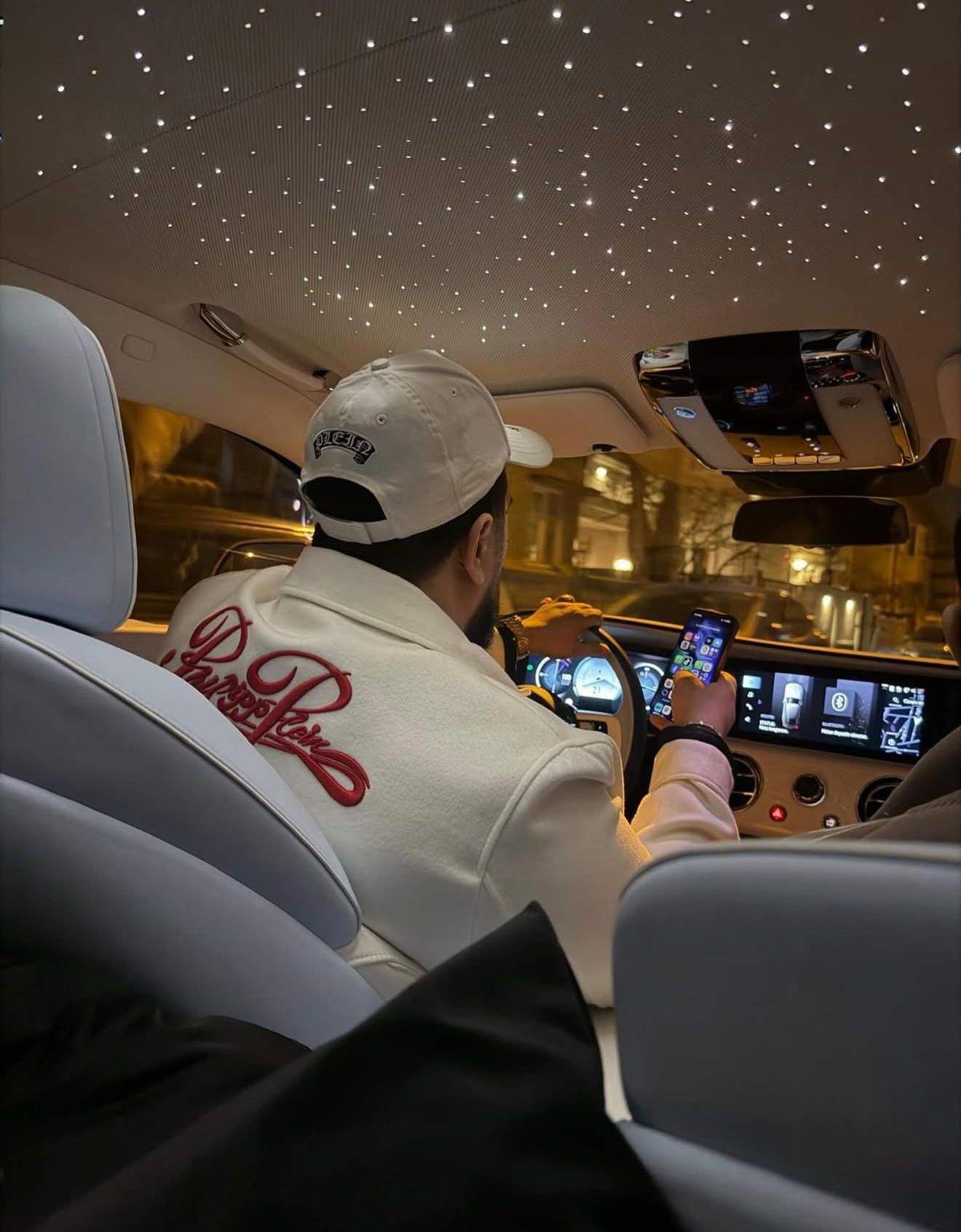 Tzancă Uraganu, navighează pe telefon, la volan