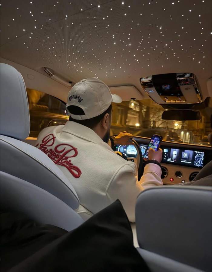 Tzancă Uraganu, navighează pe telefon, la volan