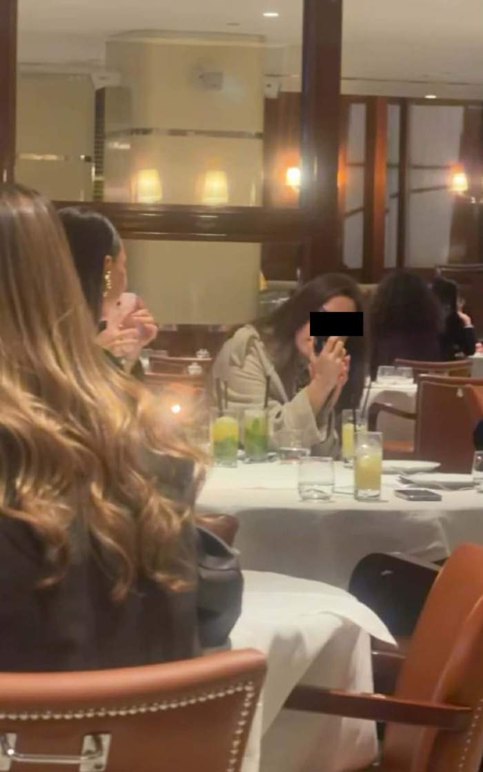 fetele de la restaurant